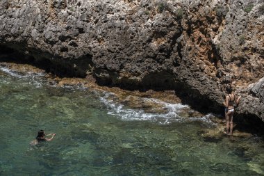 Yüzen iki kız, Cala Beltran, Llucmajor, Mallorca, Balearic Adaları, İspanya