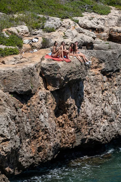 Chicas Jóvenes Tomando Sol Acantilado Cala Beltran Llucmajor Mallorca Islas — Foto de Stock
