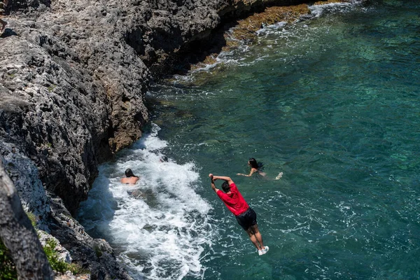 Jóvenes Que Saltan Agua Cala Beltrán Llucmajor Mallorca Islas Baleares — Foto de Stock