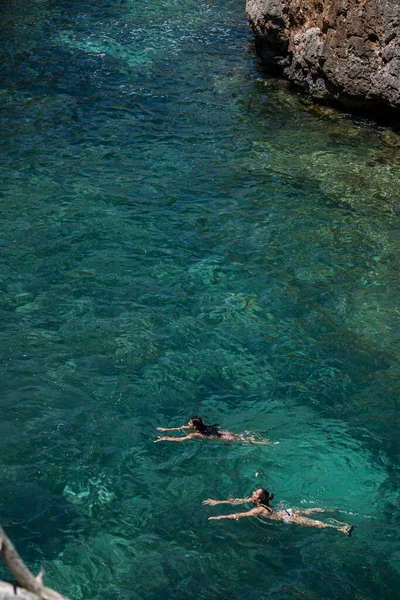 Dos Chicas Nadando Cala Beltran Llucmajor Mallorca Islas Baleares España — Foto de Stock