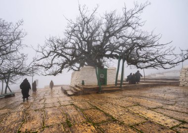 Moulay Abdeslam Ben Mchich 'in mezar ve türbesi, Fas Sufi azizi, mantar döşemesi, Moulay Abdesalam köyü, Rift dağları, Fas