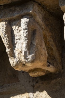 Cinsiyetini gösteren kadın, Romanca oyma, San Cipriano de Bolmir Kilisesi, 12. yüzyıldan kalma Roma tapınağı, Bolmir köyü, Campoo de Enmedio, Cantabria, İspanya