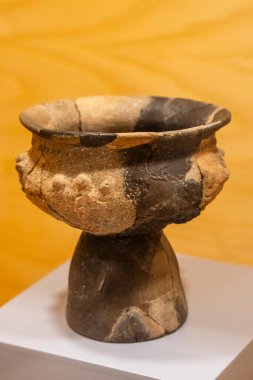 Tören fincanı, el yapımı seramik, M.Ö. ilk milenyum, Huesca müzesi, Aragon topluluğu, İspanya