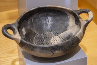 Masa süzgeci, el yapımı seramik, M.Ö. ilk milenyum, Huesca müzesi, Aragon topluluğu, İspanya