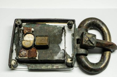 Kemer tokası, Seca nekropolis, Torrente de Cinca, bronz, cam macunu ve taş, Vizigotik dönem, Huesca müzesi, Aragon topluluğu, İspanya