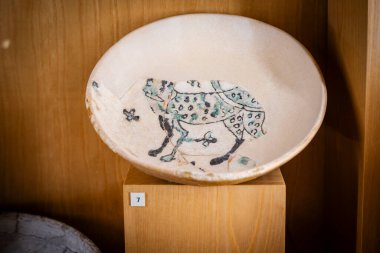 Manganez yeşili, Müslüman dönemine ait figüratif süslemeleri olan Ataifor, eski San Juan, Barbastro, Huesca müzesi, Aragon cemaati, İspanya