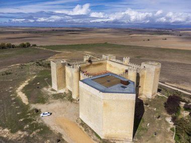 Montealegre de Campos Şatosu, Alburquerque Kalesi, Montealegre de Campos kasabası, Valladolid ili, Kastilya ve Leon, İspanya