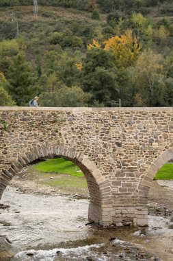 Pilgrimler Köprüsü 'nü, Molinaseca köyünü, El Bierzo bölgesini, Kastilya ve Leon' u, İspanya 'yı geçen hacı.