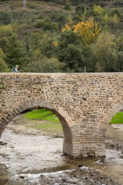 Pilgrimler Köprüsü 'nü, Molinaseca köyünü, El Bierzo bölgesini, Kastilya ve Leon' u, İspanya 'yı geçen hacı.
