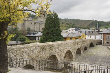 Pilgrims Köprüsü, Molinaseca köyü, El Bierzo bölgesi, Kastilya ve Leon, İspanya