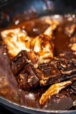 Tereyağı, Mallorca, Balear Adaları ve İspanya ile eritilmiş koyu çikolata