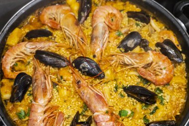 Balık ve karidesli tipik İspanyol paella, Mallorca, Balearic Adaları, İspanya