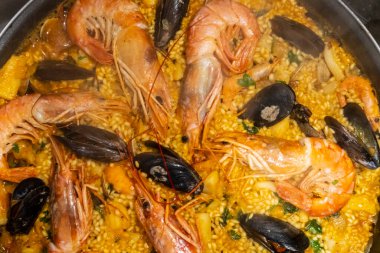 Balık ve karidesli tipik İspanyol paella, Mallorca, Balearic Adaları, İspanya