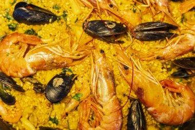 Balık ve karidesli tipik İspanyol paella, Mallorca, Balearic Adaları, İspanya