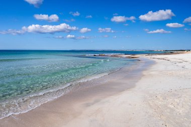 Ses Covetes plajında pamuk bulutları, Es Tenc, Campos, Mallorca, Balear Adaları, İspanya