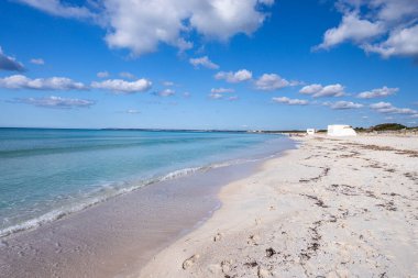 Ses Covetes plajında pamuk bulutları, Es Tenc, Campos, Mallorca, Balear Adaları, İspanya