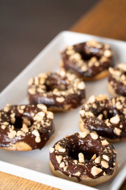 Çikolata ve bademlerle kaplı sağlıklı glütensiz donutlar, Mallorca, Balear Adaları, İspanya