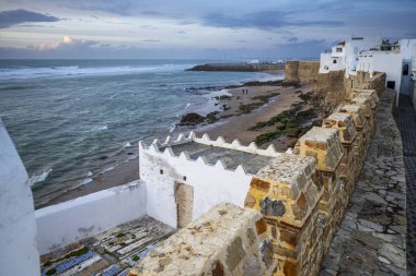 Sidi Ahmed El Mansur Mezarlığı ve Mozolesi, Caraquia Viewpoint 'te akşam ışıkları, Asilah, Fas, Kuzey Afrika