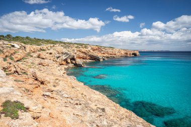 Zümrüt deniz kıyısında, Olla de Bastons, Santanyi, Mallorca, İspanya yakınlarında.