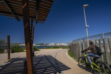 Deniz kenarında gezinen bisikletçiler, Es Carnatge, Palma, Mallorca, Balearic Adaları, İspanya