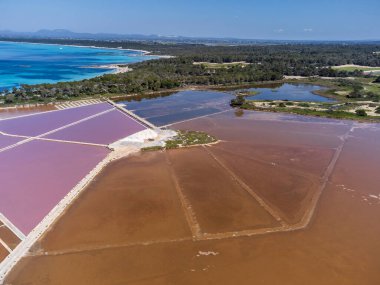 Havadan görünen tuzlu su birikintileri, Salinas de Savall, M.Ö. 4. yüzyıl tuz madeni, Colonia de Sant Jordi, Ses Salines, Mallorca, Balearic Adaları, İspanya