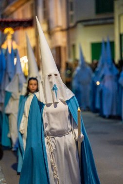 Maske görevi gören başlıklı kardeşler, Kutsal Hafta alayı, Llucmajor, Mallorca, Balearic Adaları, İspanya