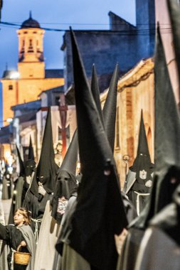 Maske görevi gören başlıklı kardeşler, Kutsal Hafta alayı, Llucmajor, Mallorca, Balearic Adaları, İspanya