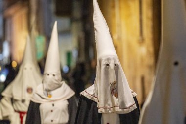 Maske görevi gören başlıklı kardeşler, Kutsal Hafta alayı, Llucmajor, Mallorca, Balearic Adaları, İspanya