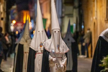 Maske görevi gören başlıklı kardeşler, Kutsal Hafta alayı, Llucmajor, Mallorca, Balearic Adaları, İspanya