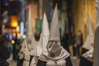 Maske görevi gören başlıklı kardeşler, Kutsal Hafta alayı, Llucmajor, Mallorca, Balearic Adaları, İspanya