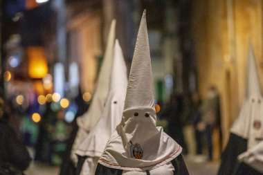 Maske görevi gören başlıklı kardeşler, Kutsal Hafta alayı, Llucmajor, Mallorca, Balearic Adaları, İspanya