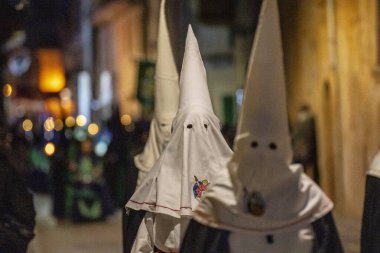 Maske görevi gören başlıklı kardeşler, Kutsal Hafta alayı, Llucmajor, Mallorca, Balearic Adaları, İspanya