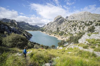 Gorg Blau rezervuarının yanındaki yürüyüşçüler, Escorca belediyesi, Serra de Tramuntana 'nın doğal alanı, Majorca, Balear Adaları, İspanya
