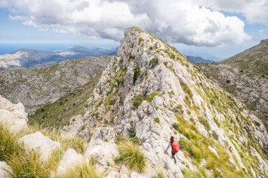Teixos dağ sırasına yükselen bir grup yürüyüşçü, Escorca belediyesi, Serra de Tramuntana 'nın doğal alanı, Mayorka, Balear Adaları, İspanya