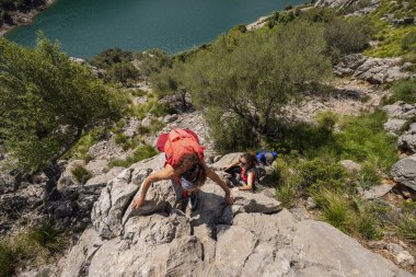 Puig del ses Vinyes tepesindeki yürüyüşçüler Puig Belediye Başkanı, Escorca, Serra de Tramuntana 'nın doğal alanı, Mayorka, Balear Adaları, İspanya