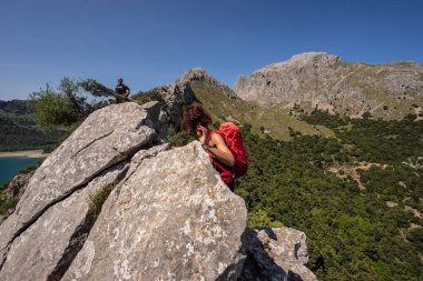Puig del ses Vinyes tepesindeki yürüyüşçüler Puig Belediye Başkanı, Escorca, Serra de Tramuntana 'nın doğal alanı, Mayorka, Balear Adaları, İspanya