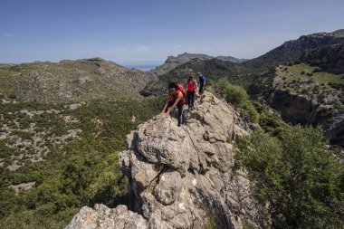 Puig del ses Vinyes tepesindeki yürüyüşçüler Puig Belediye Başkanı, Escorca, Serra de Tramuntana 'nın doğal alanı, Mayorka, Balear Adaları, İspanya