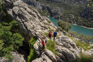 Puig del ses Vinyes tepesindeki yürüyüşçüler Puig Belediye Başkanı, Escorca, Serra de Tramuntana 'nın doğal alanı, Mayorka, Balear Adaları, İspanya