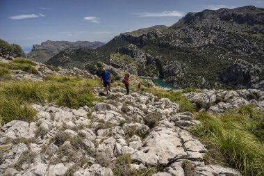 Puig del ses Vinyes tepesindeki yürüyüşçüler Puig Belediye Başkanı, Escorca, Serra de Tramuntana 'nın doğal alanı, Mayorka, Balear Adaları, İspanya