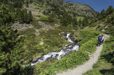 Yürüyüşçüler yolda, Fontfreda, Rialb Vadisi, Ordino bölgesi, Andorra, Avrupa