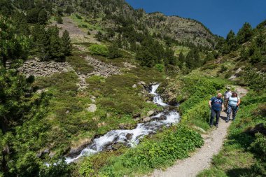 Yürüyüşçüler yolda, Fontfreda, Rialb Vadisi, Ordino bölgesi, Andorra, Avrupa