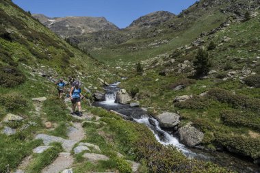 Yürüyüşçüler yolda, Fontfreda, Rialb Vadisi, Ordino bölgesi, Andorra, Avrupa