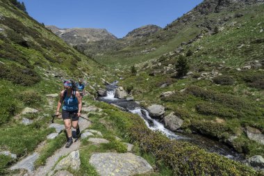 Yürüyüşçüler yolda, Fontfreda, Rialb Vadisi, Ordino bölgesi, Andorra, Avrupa