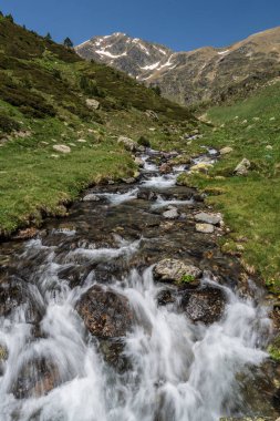 Torrent erimiş su ve Font Blanca zirvesi, Rialb Vadisi, Ordino bölgesi, Andorra, Avrupa