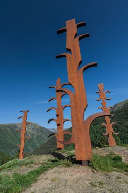 Estripagecs heykeli, Andorra 'nın mimari mirası, Grau de la Llosa pisti, Sorteny Valley Doğal Parkı, Ordino, Andorra' nın mimari mirası, beş büyük totem tarafından oluşturulan heykel topluluğu.