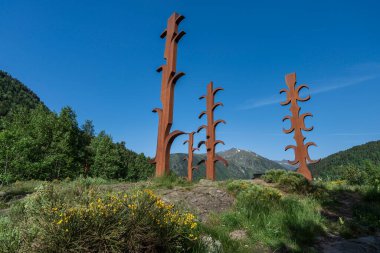Estripagecs heykeli, Andorra 'nın mimari mirası, Grau de la Llosa pisti, Sorteny Valley Doğal Parkı, Ordino, Andorra' nın mimari mirası, beş büyük totem tarafından oluşturulan heykel topluluğu.