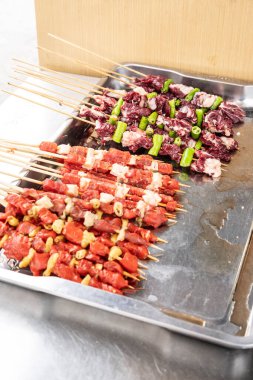 Qionglai Dağları, Ngawa Tibetan ve Qiang Özerk Bölgesi, Sichuan, Çin 'deki bir lokantada öküz eti şişleri.