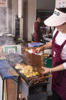 Qionglai Dağları, Ngawa Tibetan ve Qiang Özerk Bölgesi, Sichuan, Çin 'deki bir lokantada öküz eti şişleri.