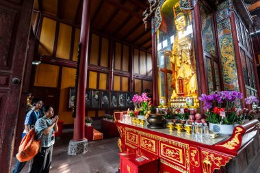 Dua eden hacılar, Wannian tapınağı ('On bin yılın tapınağı'), Emeishan, Leshan ili, Sichuan, Çin Halk Cumhuriyeti, Asya