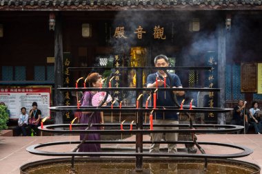 Tütsü ve mum satan hacılar, Wannian tapınağı ('On bin yılın tapınağı'), Emeishan, Leshan Bölgesi, Sichuan, Çin Halk Cumhuriyeti, Asya